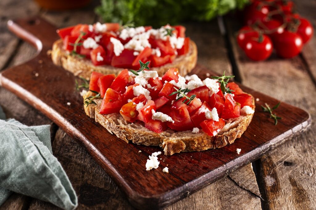 Zwei Scheiben Bauernbrot mit Tomaten- und Käsestücken